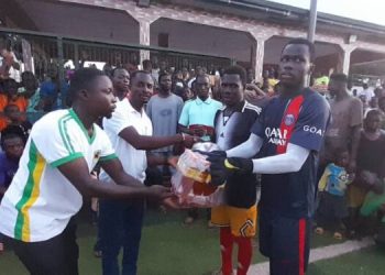 Assemblyman hopeful for Hangaline – Ngbaripe – Alhassankura supports local teams with footballs.
