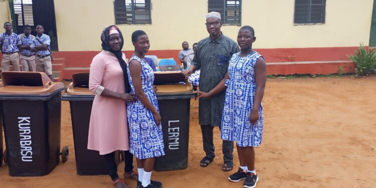 Headmaster of Ndewura Jakpa senior high supports school with dustbins to keep campus clean